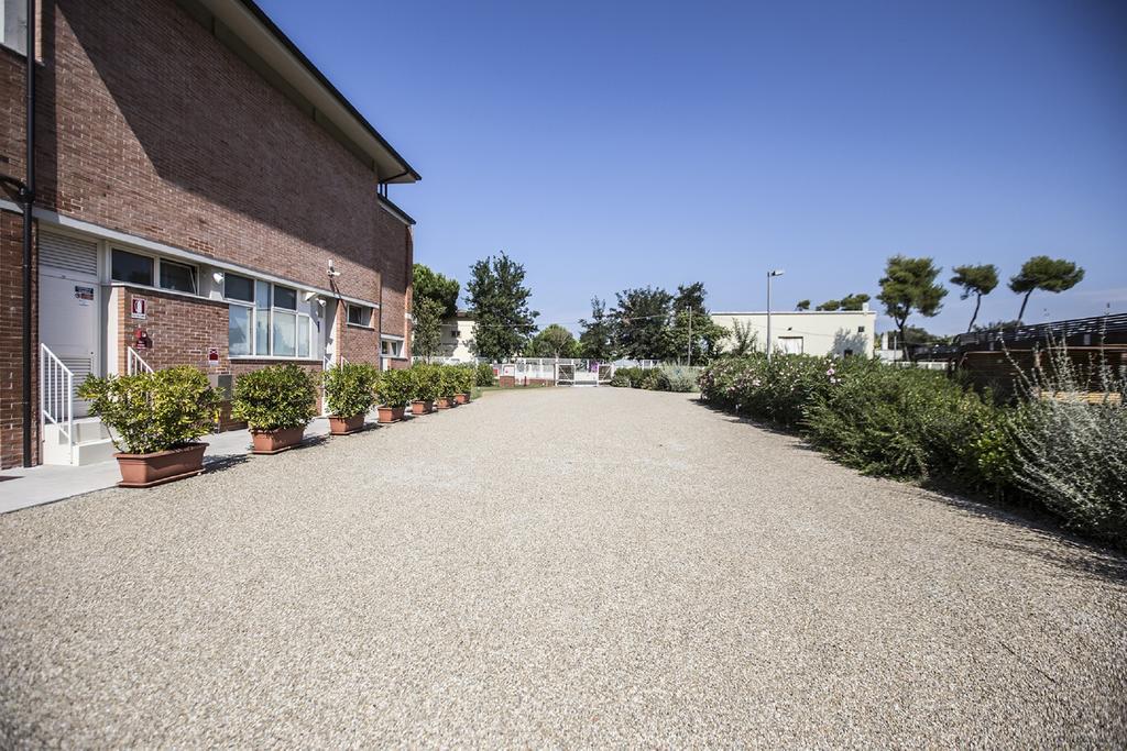 Eliopoli Beach Hostel & Restaurant Tirrenia Exterior foto